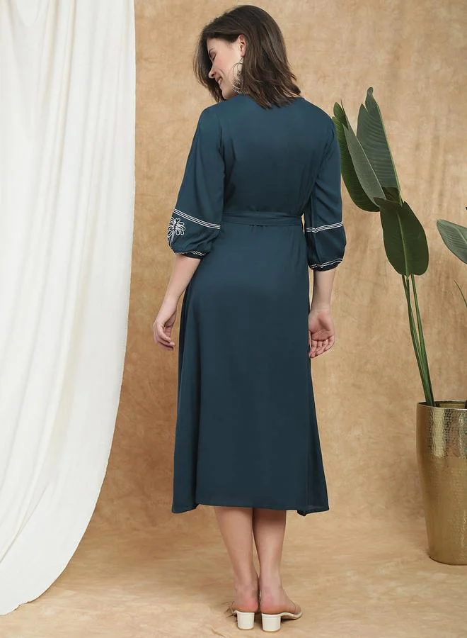 جلو باص فستان نسائي متوسط الطول بأكمام أسقفية مطرز باللون الكحلي